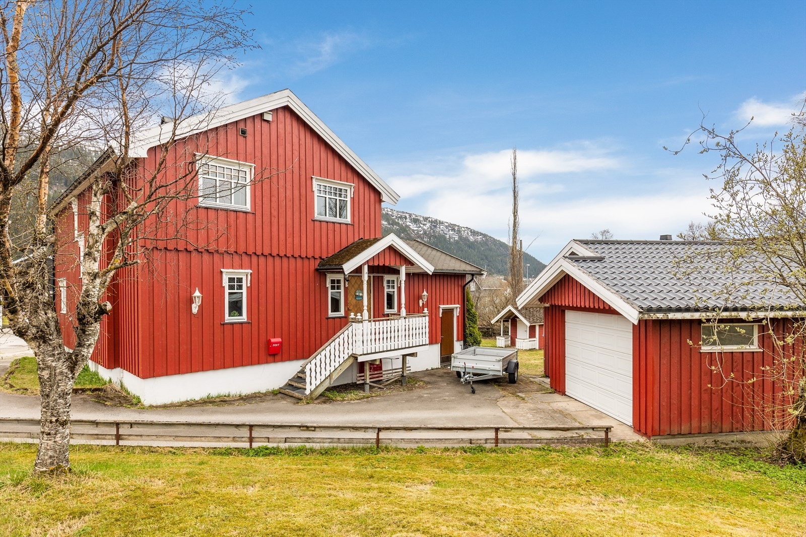 Boligen er bygget i 1951 og garasje er bygget i 2007. Galleribilde