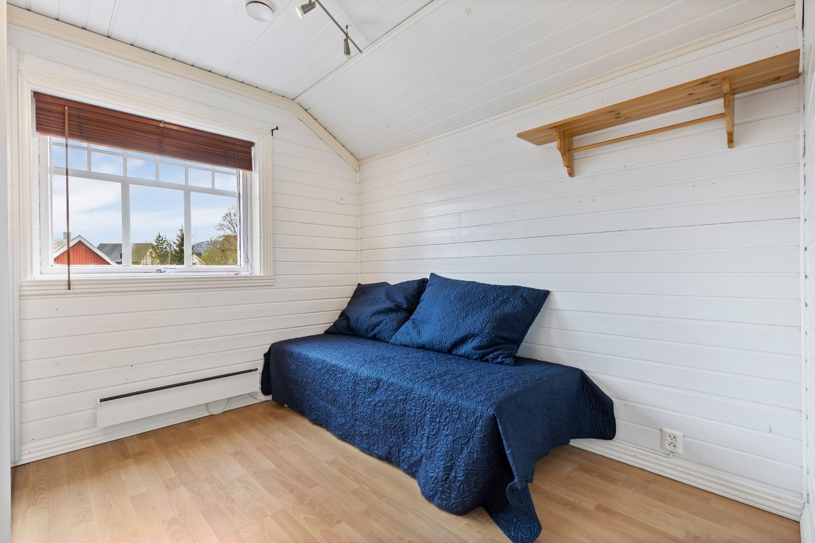 Huset har 3 soverom i loftsetasjen Galleribilde