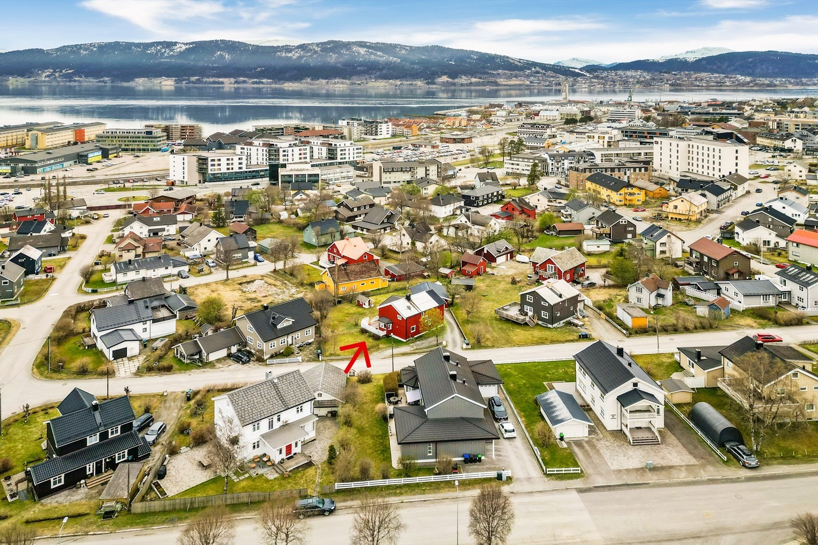 Svært sentral plassering, samtidig som boligen ligger i et stille og rolig nabolag Galleribilde