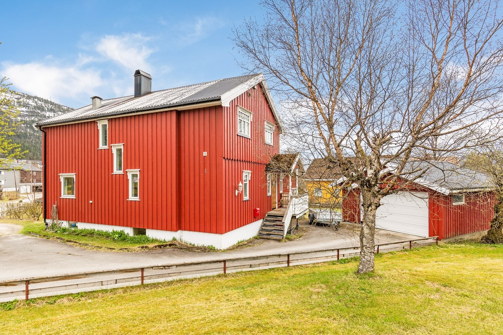 Det er stor tomt og god plass til parkering. Galleribilde