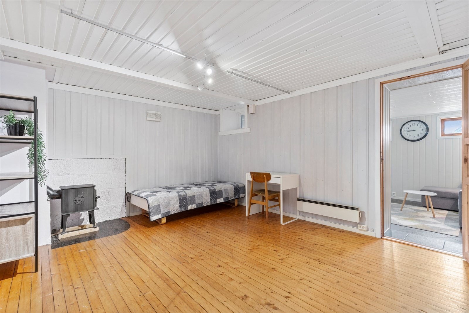 Kjellerstuen har også eget ildsted. Kjelleretasjen har egen inngang og det er mulig å etablere utleieenhet uten for mye ombygging Galleribilde