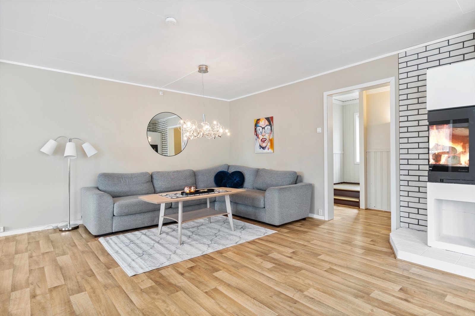 Lunt med varme i peisen på kalde dager Galleribilde