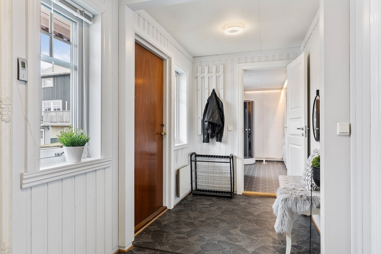 Fra entreén har du direkte adkomst til vaskerom - perfekt dersom feriebagasjen eller barnehageklærne skal rett i vaskemaskinen. Du finner også en bod i tilknytning til entreén. Galleribilde