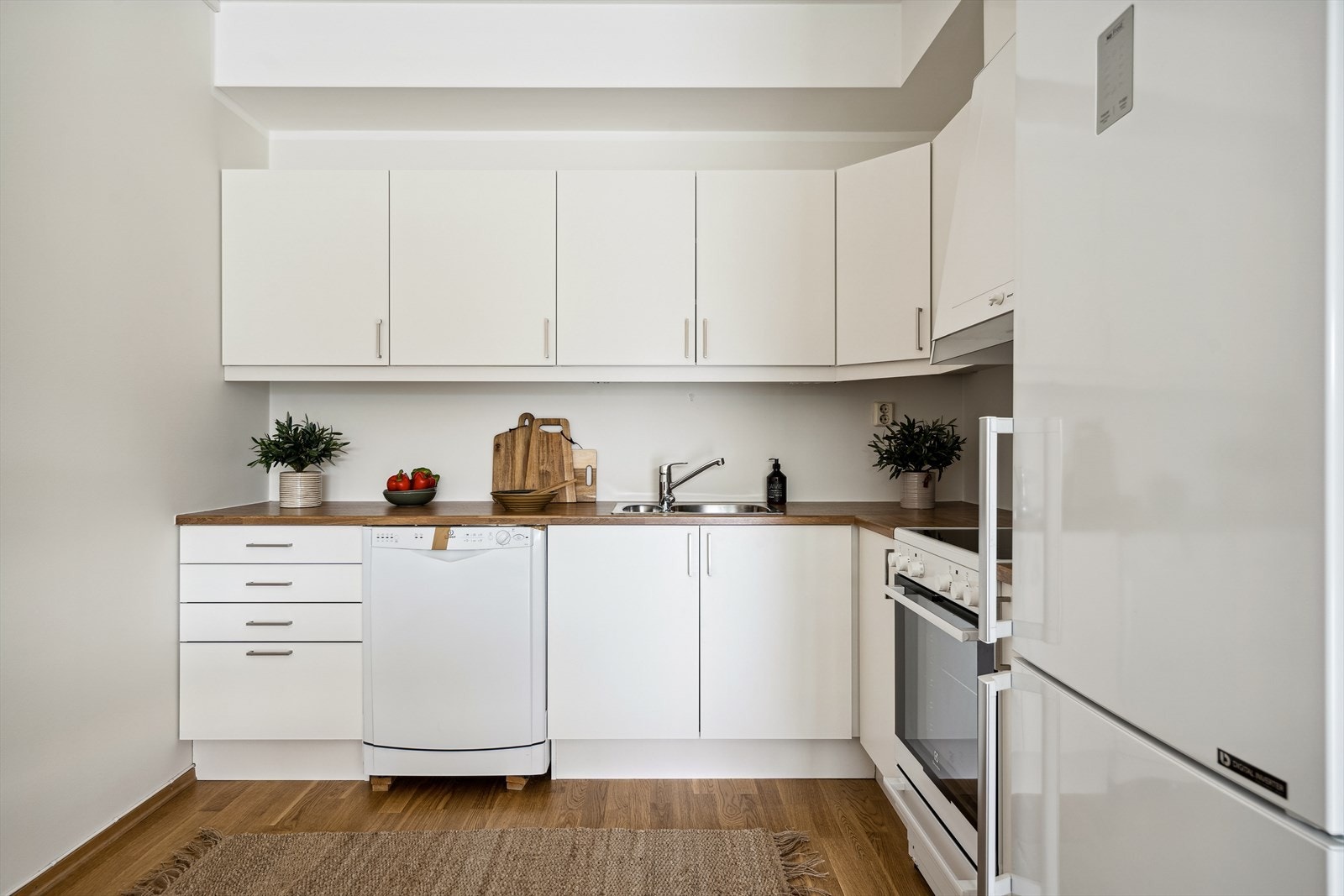 Lys moderne kjøkkeninnredning fra Sigdal med laminert benkeplate. Galleribilde