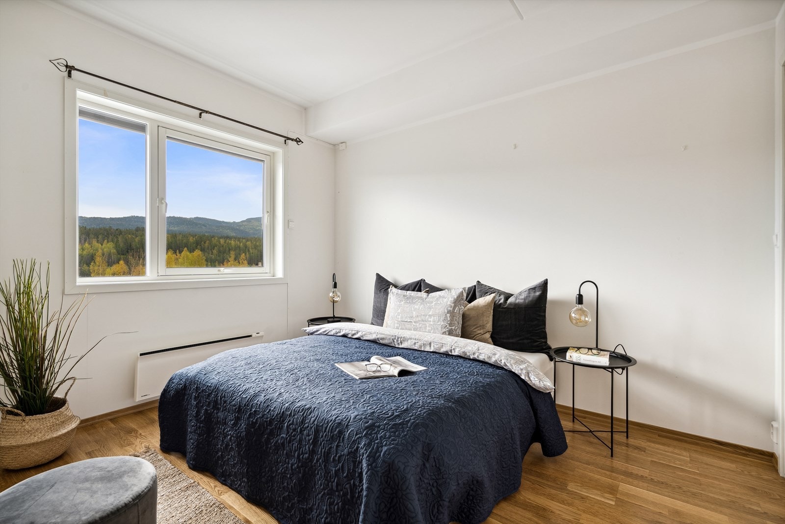 Soverommet er lyst og fint med god plass for dobbelseng. Flott utsikt og ingen innsyn. Galleribilde