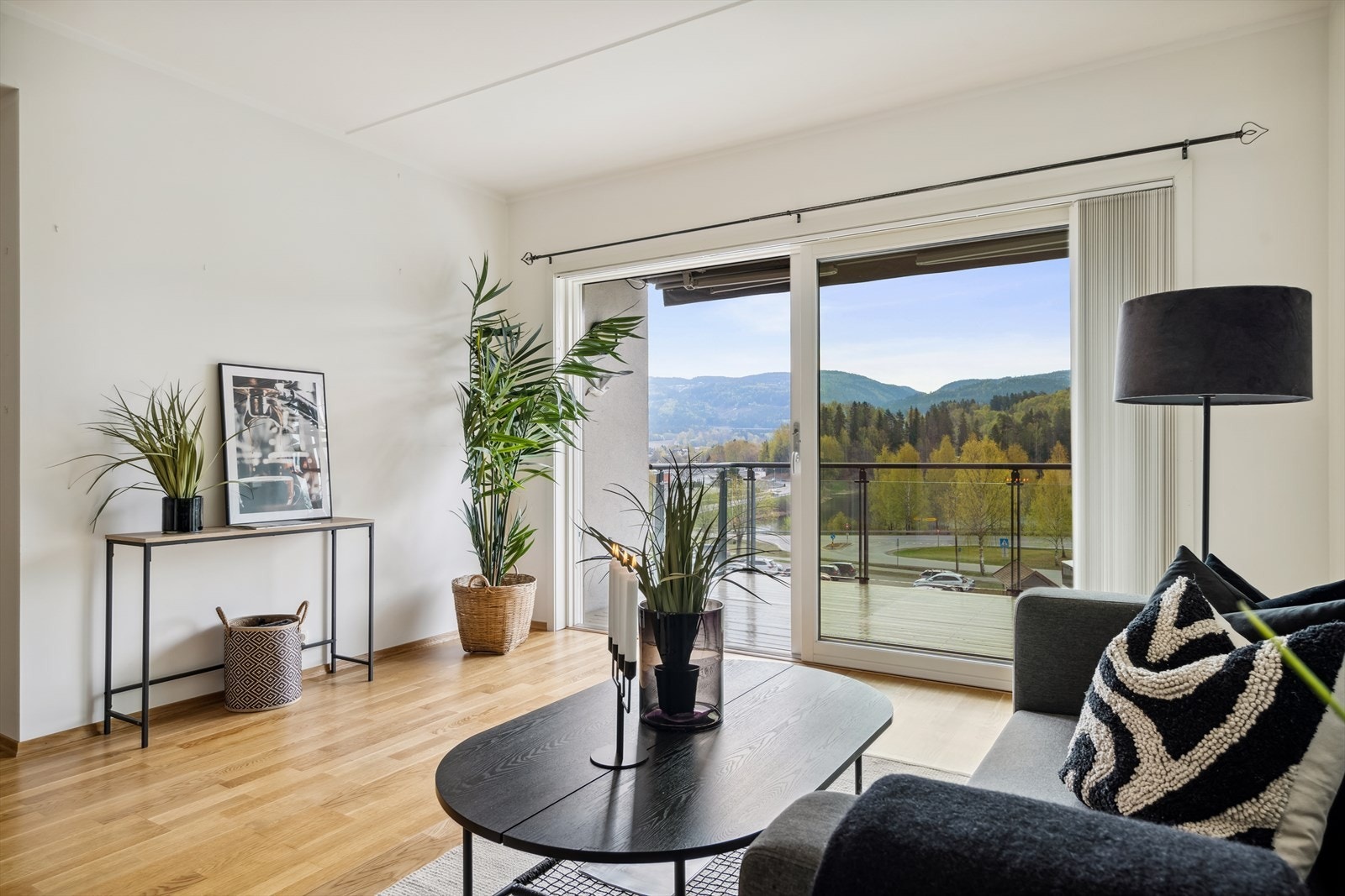 God plass for både spisebord og sofagruppe. Galleribilde