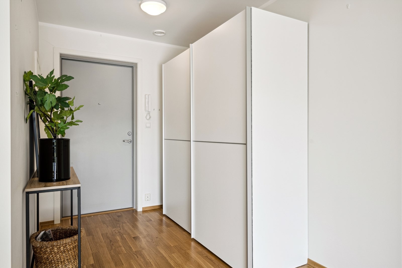 Her ønskes man velkommen inn i en lys og praktisk entrè med garderobeskap. Galleribilde
