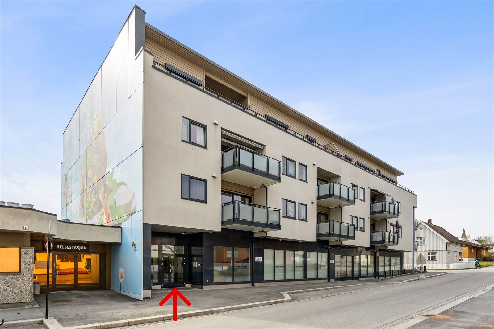 Flott 2-roms selveierleilighet fra 2014 som ligger usjenert og fint til i byggets 3. etasje - meget sentralt beliggende! Galleribilde