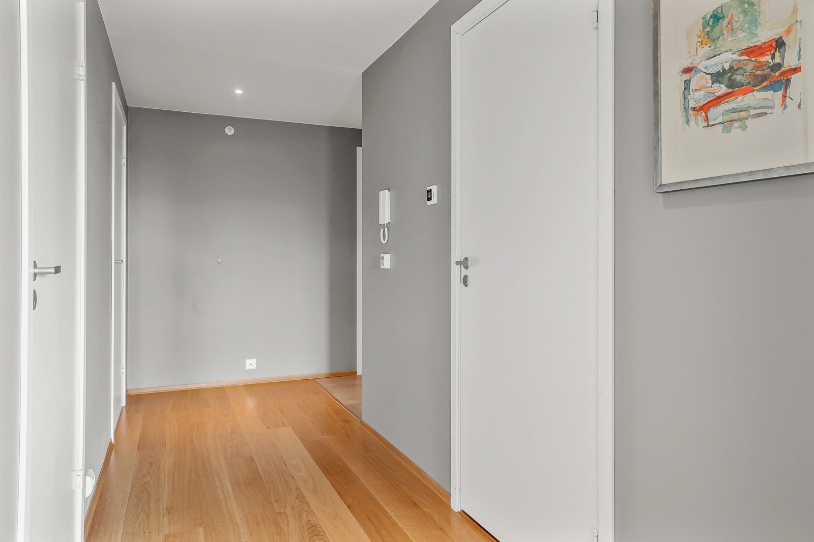 I gangen er det adkomst til badet og 2 av soverommene Galleribilde