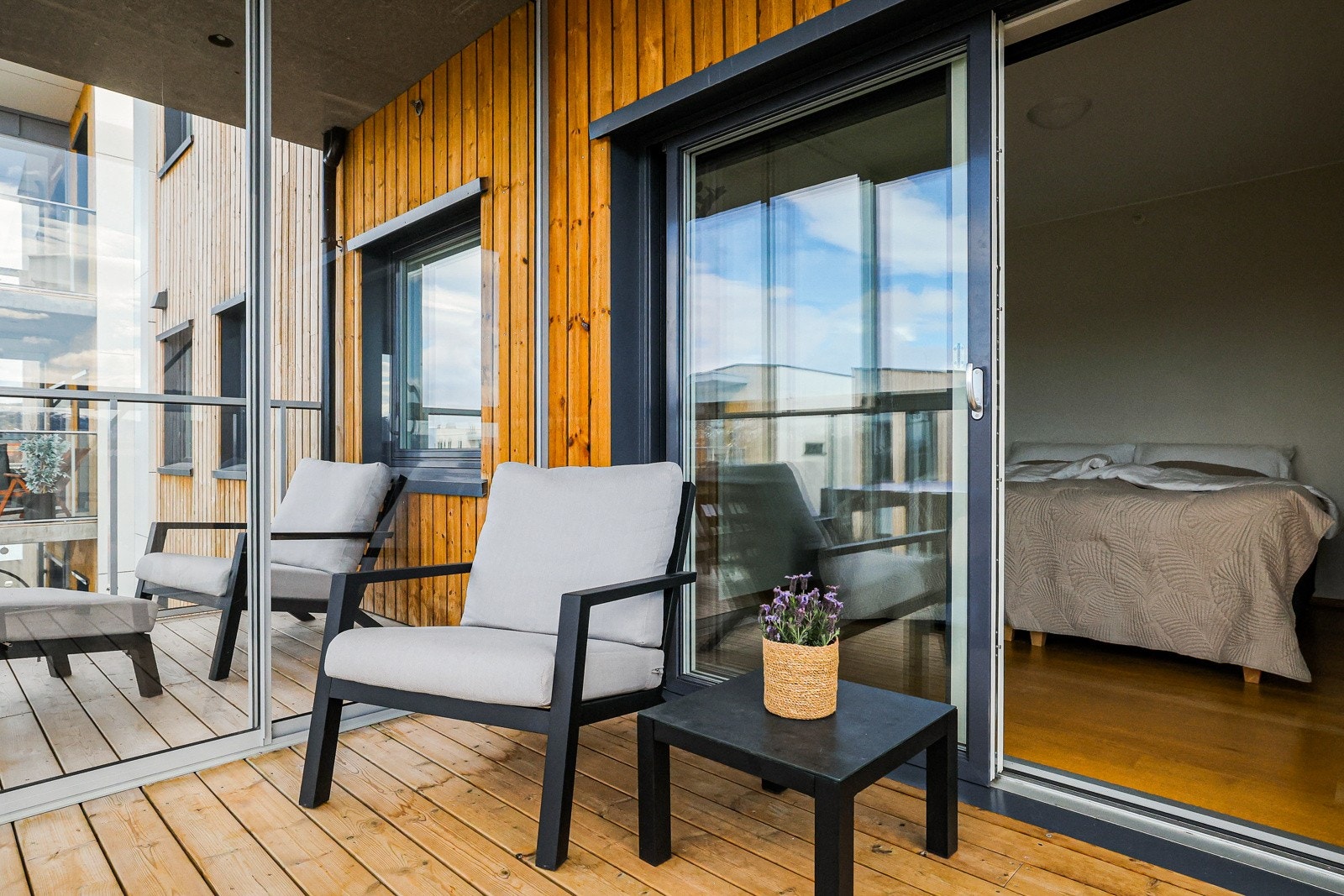 Balkongen består av en innglasset og en åpen del. Galleribilde