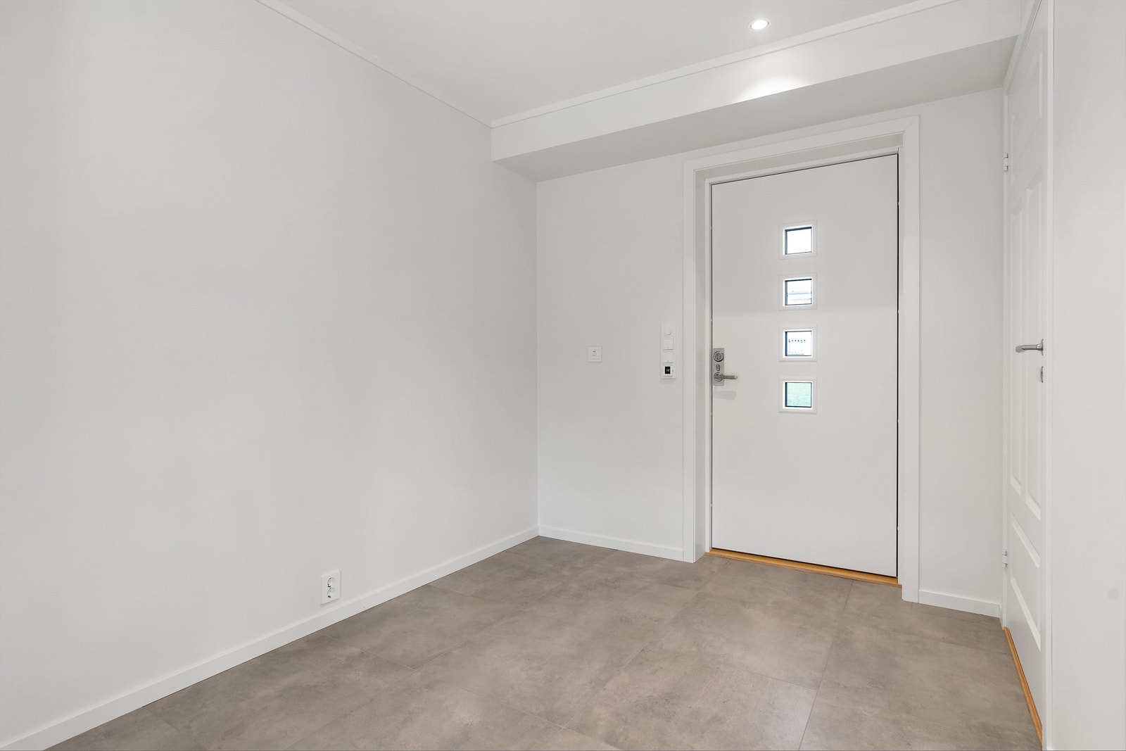 Velkommen inn i en romslig gang. Galleribilde
