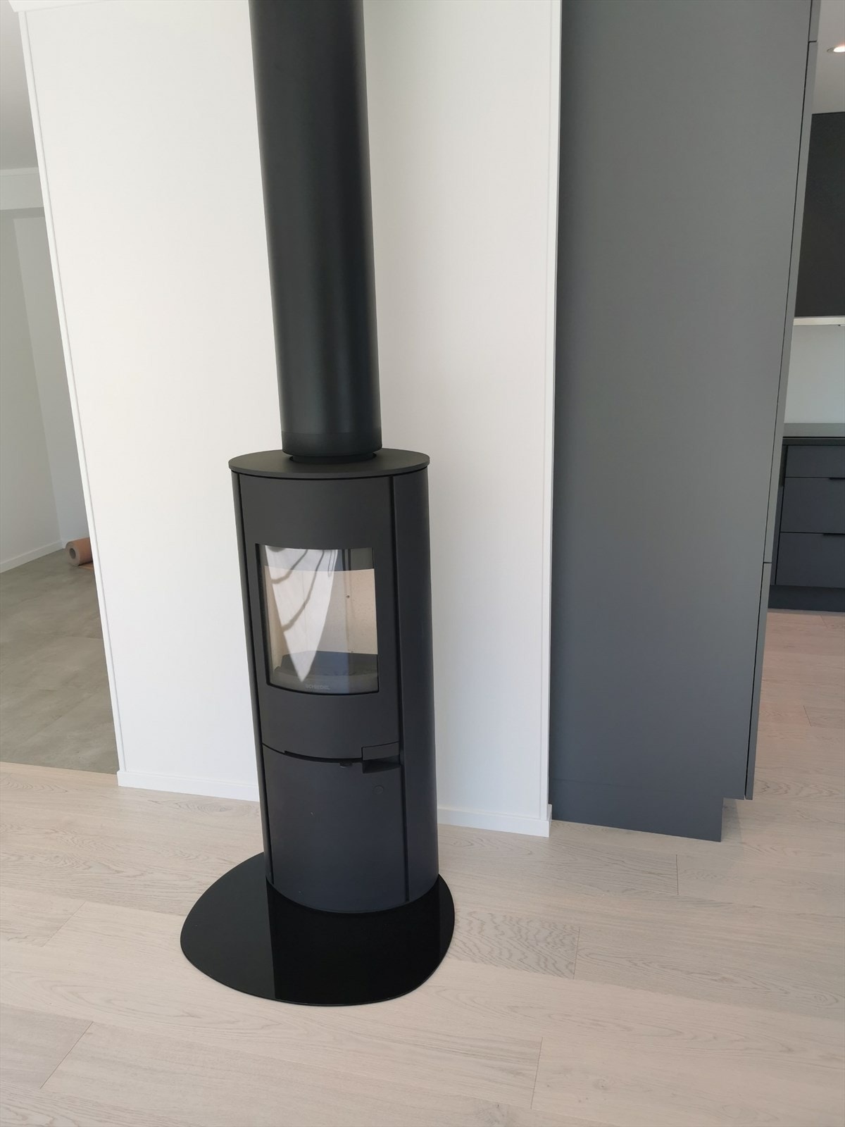 Peisen ble satt inn etter at bildene ble tatt. Galleribilde