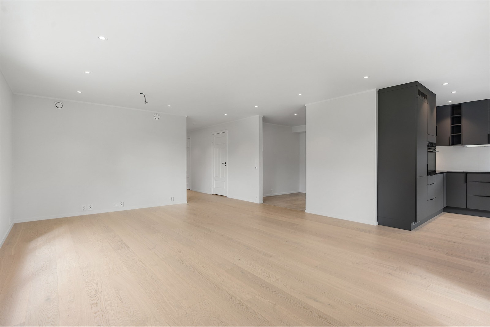 Her er det plass for både tv stue og en spisestue Galleribilde