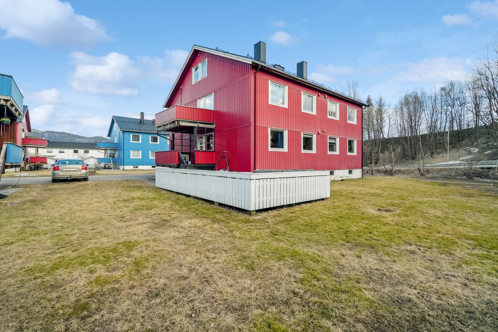 Fasade og hage Galleribilde