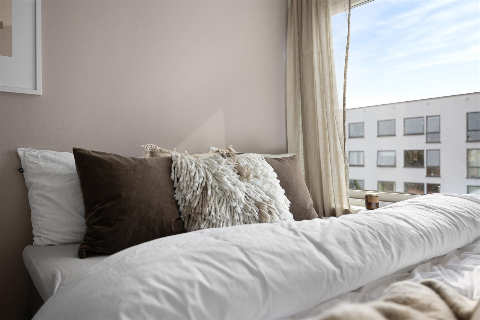 Soverommet vender ut mot torg, hvor det ikke er gjennomgangstrafikk med bil. Galleribilde