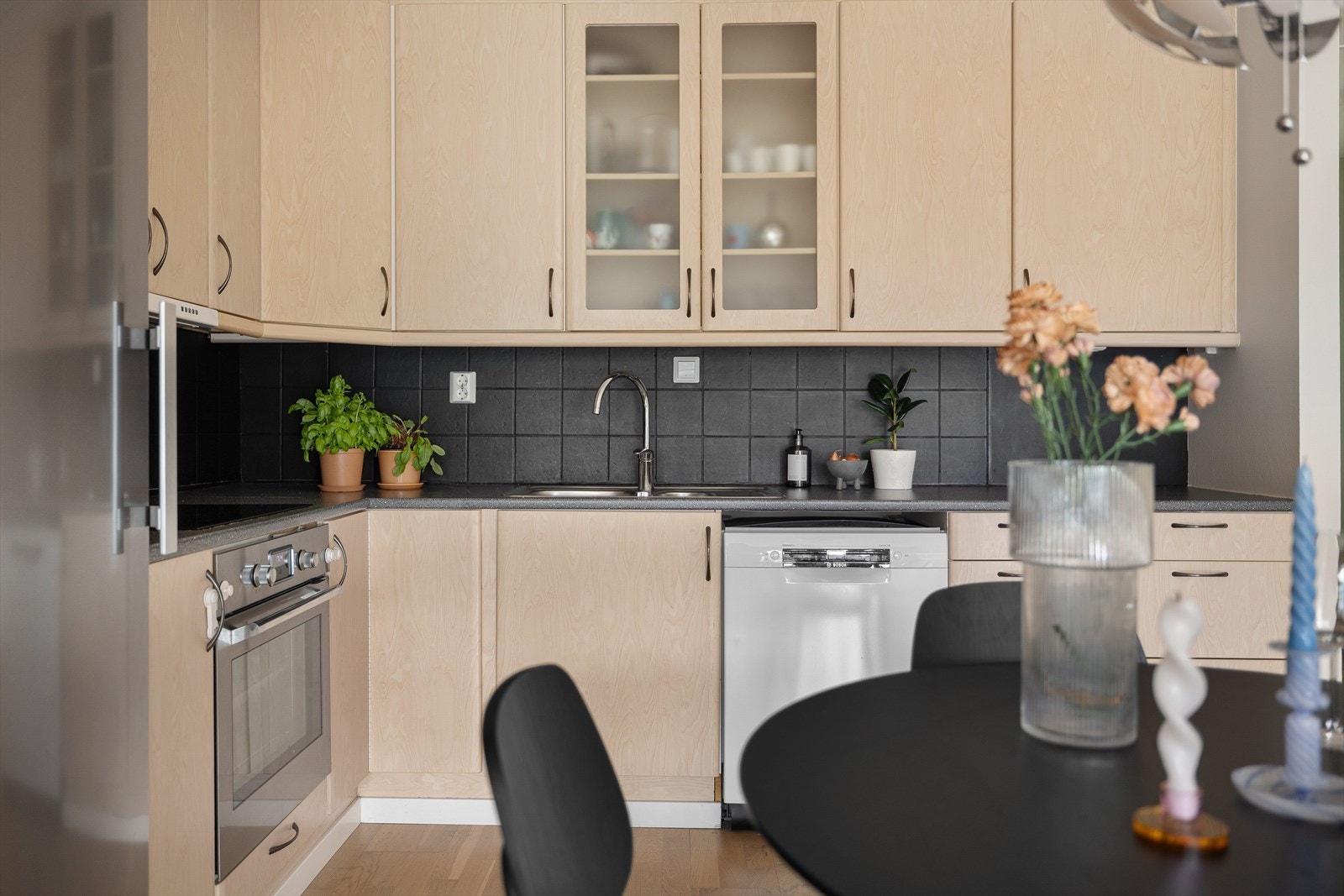 Det er doble stikkontakter over kjøkkenbenken. Massevis av lagringsplass i over- og underskap, samt i skuffer. Galleribilde