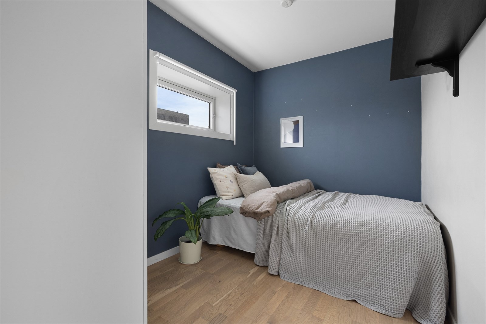 Dette rommet er opprinnelig del av ett stort soverom. Det er satt opp vegg i ettertid. Dette rommet er ikke godkjent som soverom. Medfølgende garderobeskap. Galleribilde