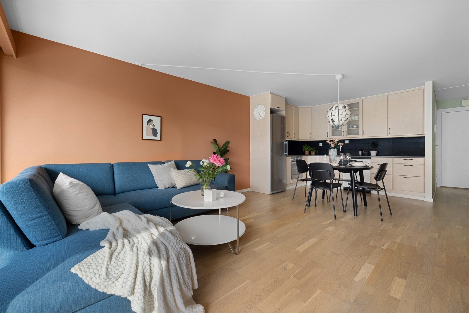 Stue og kjøkken har fin, åpen løsning. Du har plass til langbord, ekstra skapplass eller kjøkkenøy ved ønske. Galleribilde