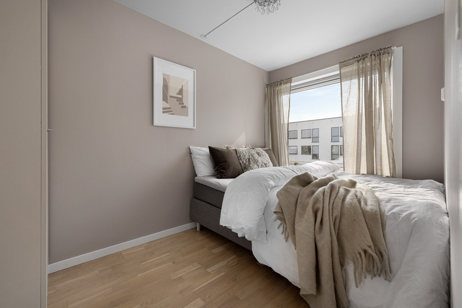 Soverommet har plass til garderobeskap og dobbeltseng. Galleribilde