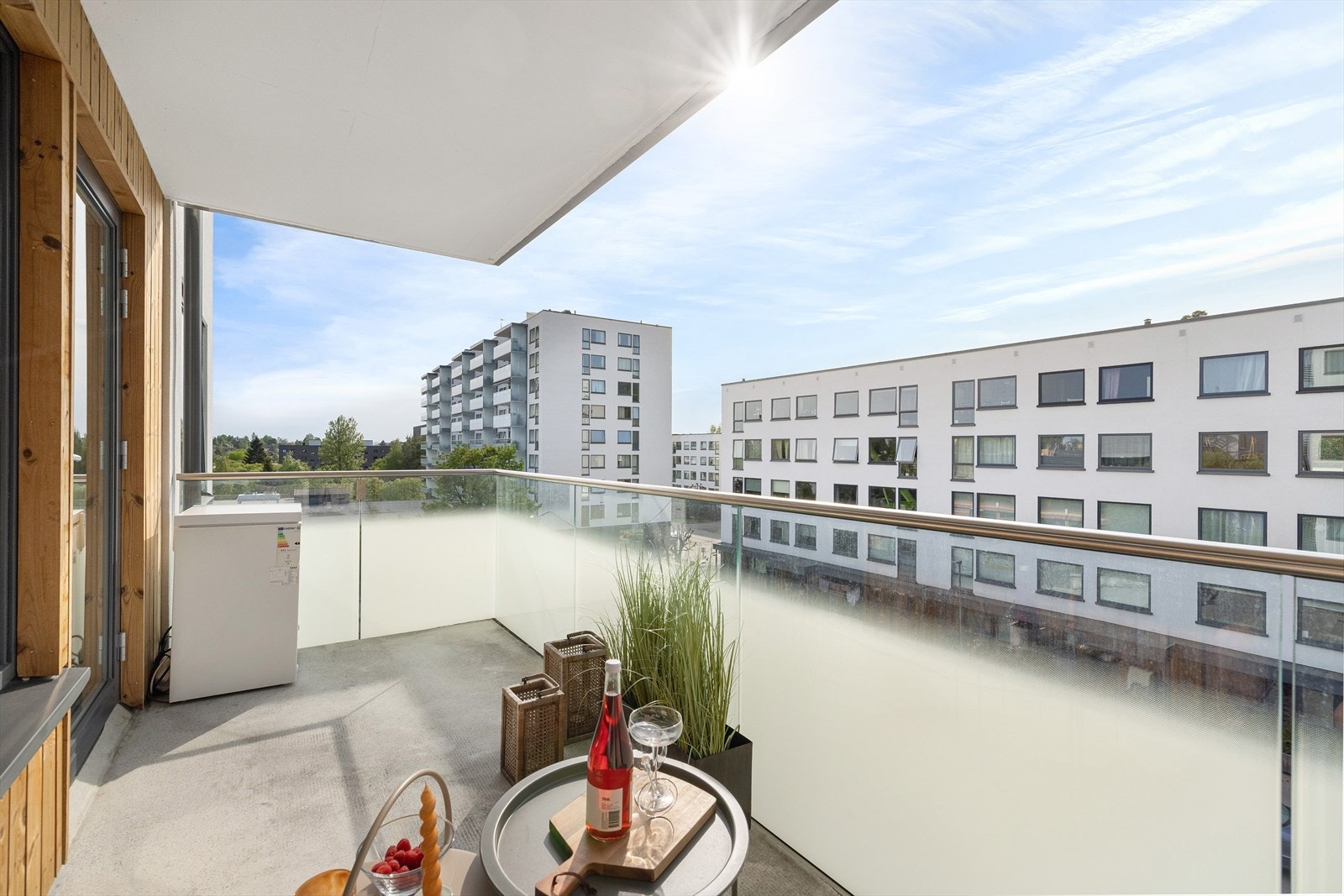 Balkongen er omtrent nordvestvendt, med superherlige solforhold. Balkongen ble renovert i 2019/2020, med bl.a. nytt dekke og rekkverk i glass. Slik sikrer du lysinnslipp, samtidig som innsyn minimeres. Galleribilde