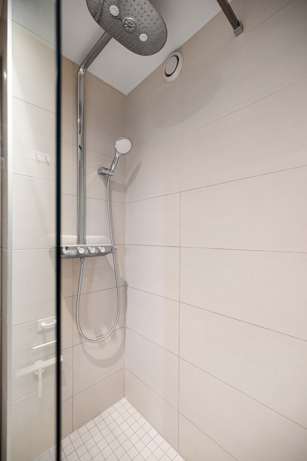 Regnfallsdusj i tillegg til håndholdt armatur. Galleribilde