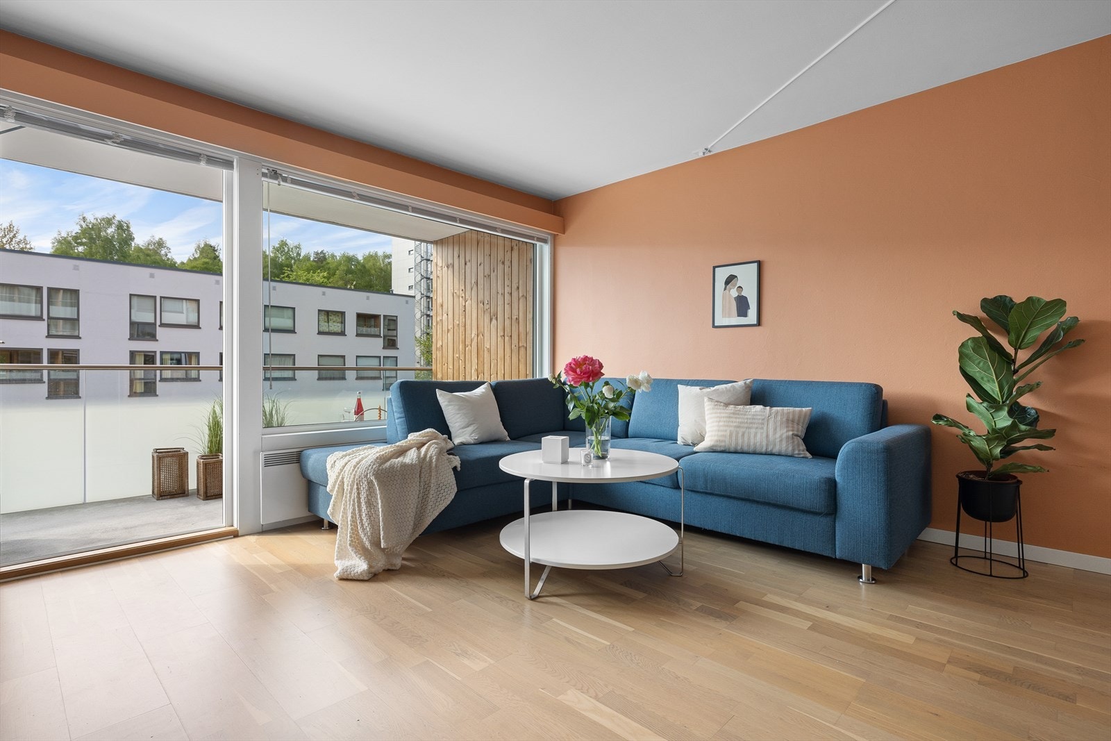 Det er både heis og trapp opp til leilighetsplan. Galleribilde