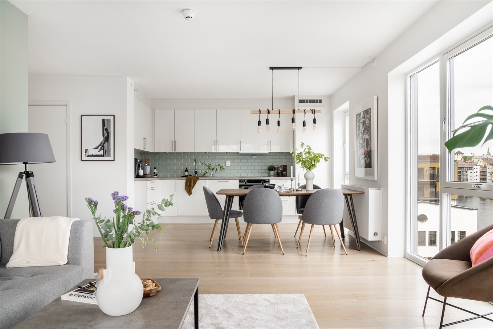 Det er god plass til å innrede med spisebord som et naturlig skille mellom stue og kjøkken. Galleribilde