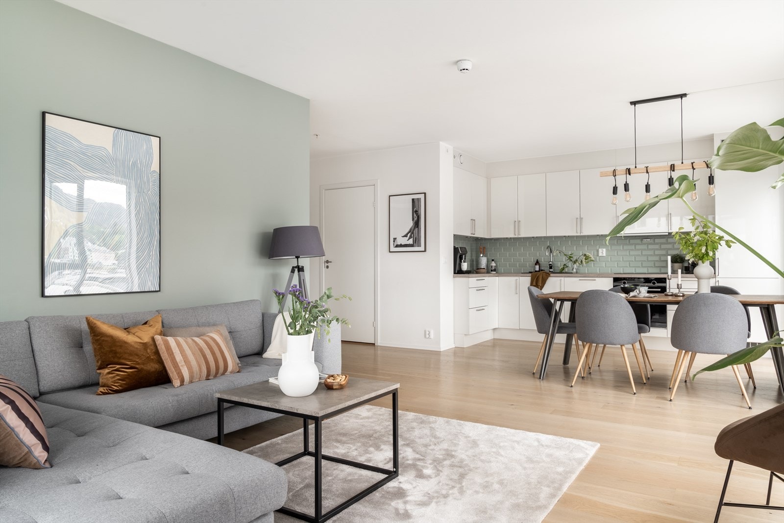 Åpen stue- og kjøkkenløsning som måler til 33,3m². Galleribilde