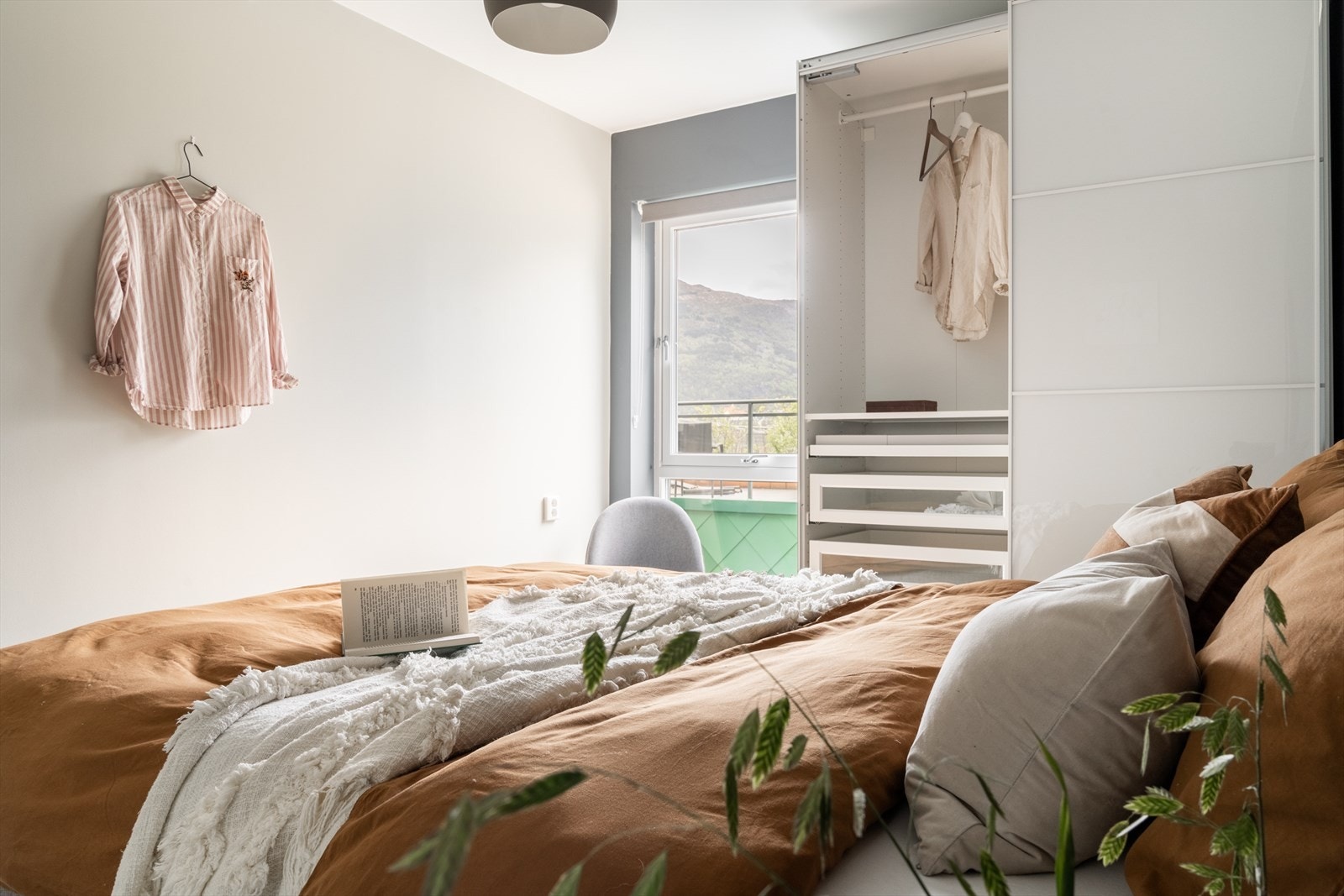 God plass til å innrede med alt et soverom bør inneholde. Galleribilde