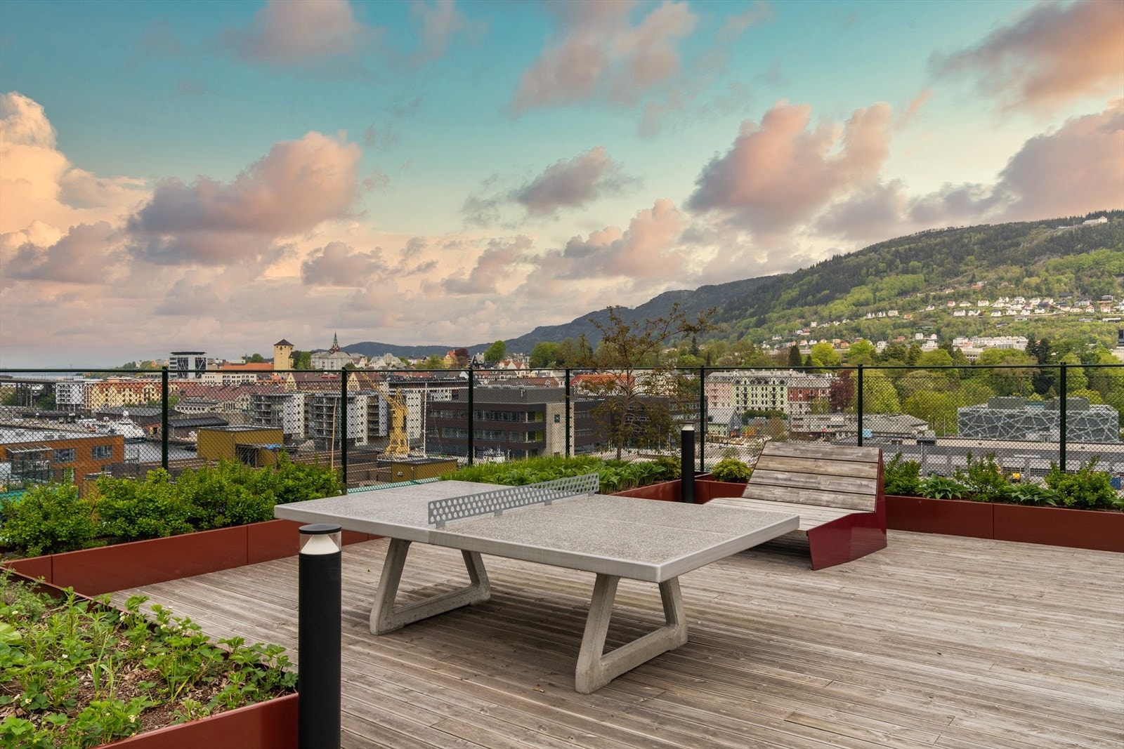 Takterrassen er innredet med bordtenningsbord, parsellhage, hagekjøkken og flere sittegrupper. Galleribilde