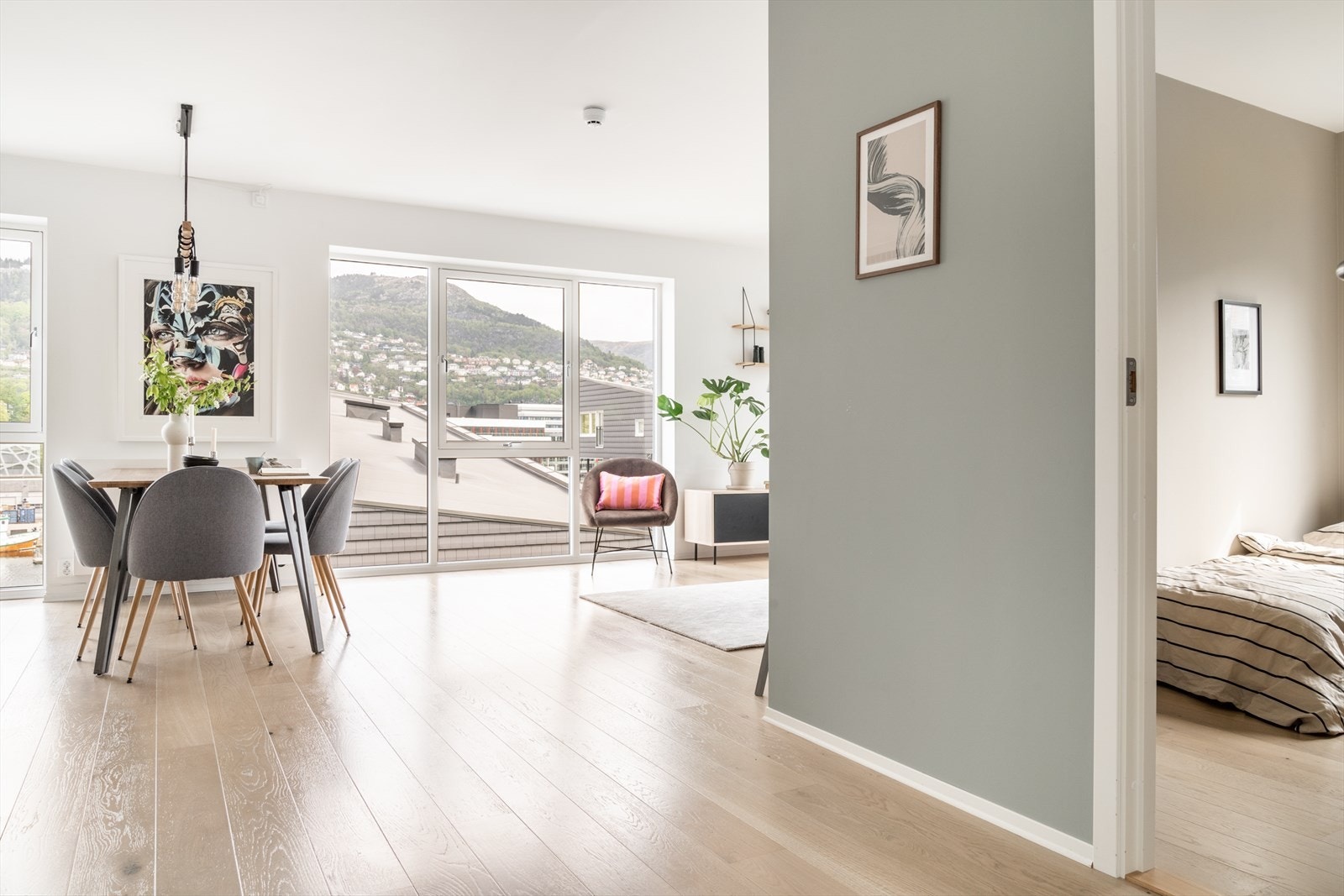 Fra stuen er det tilkomst til et av soverommene. Galleribilde