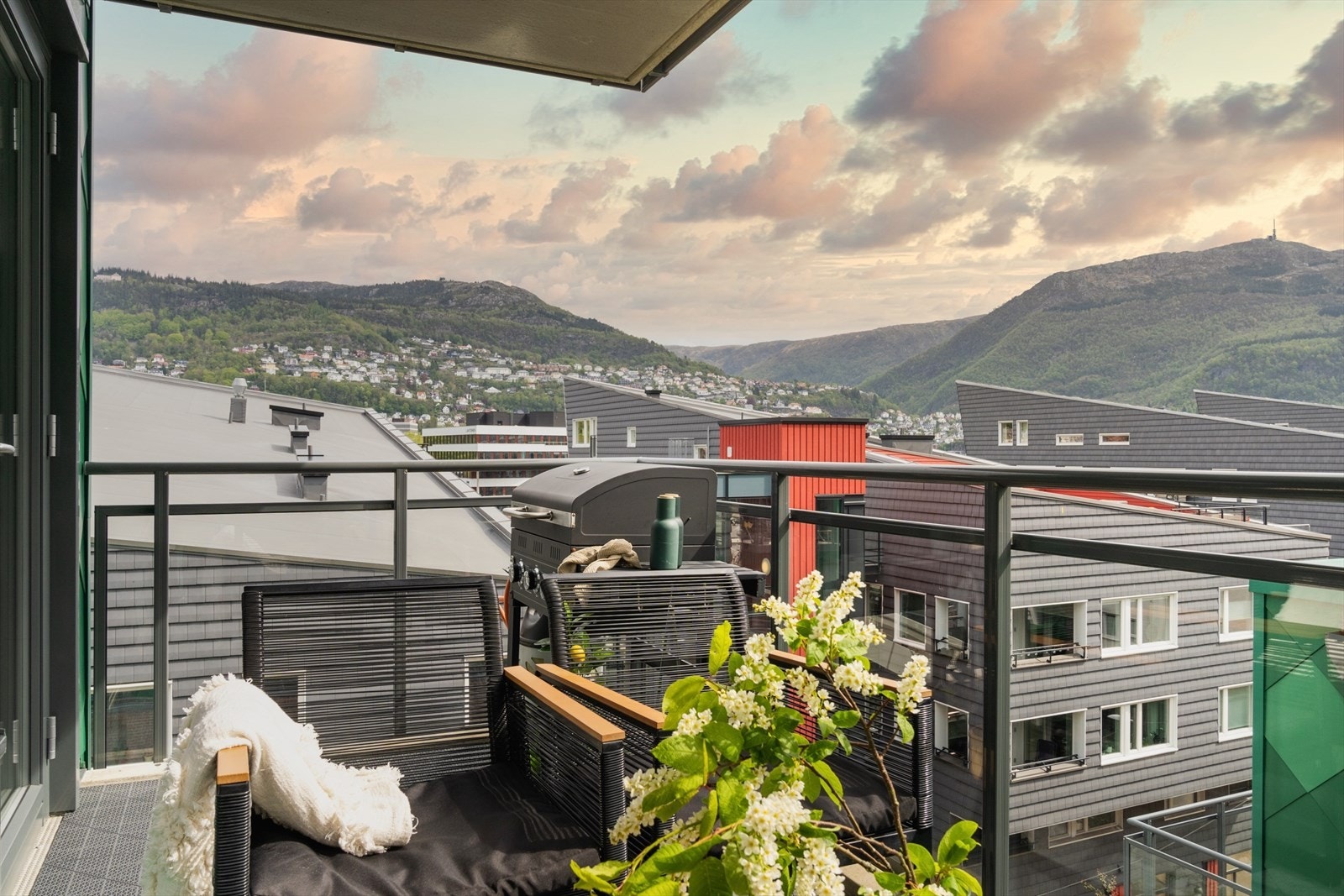 Fra stuen er det tilkomst til denne herlige balkongen på 7,6m². Galleribilde