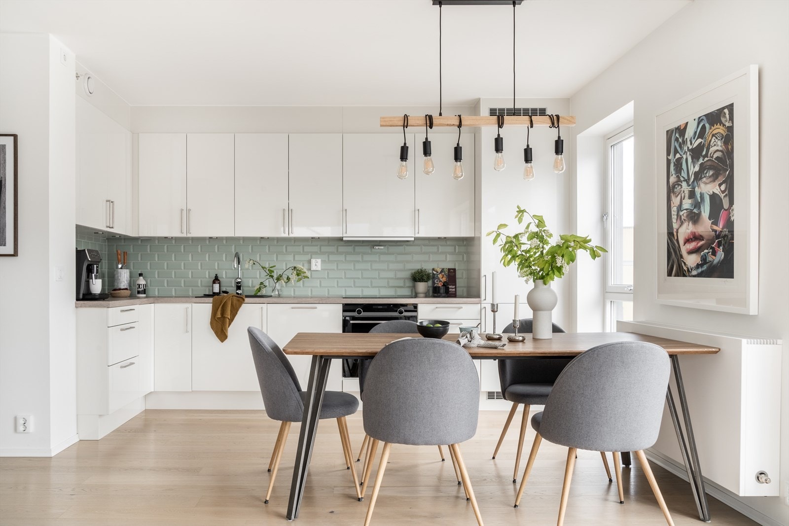 Integrerte hvitevarer består av stekeovn, induksjonsplatetopp, oppvaskmaskin, kjøl- og frys. Galleribilde