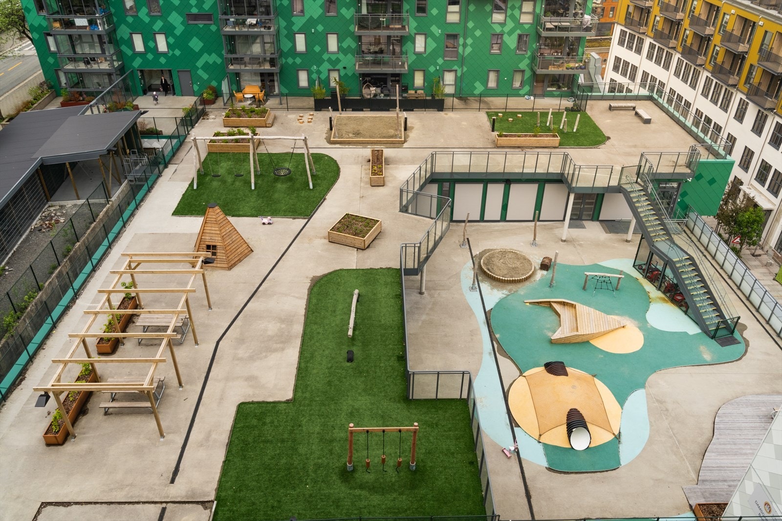 Det er godt tilrettelagt for barnefamilier med både lekeplass og barnehage i selve bygget. Galleribilde