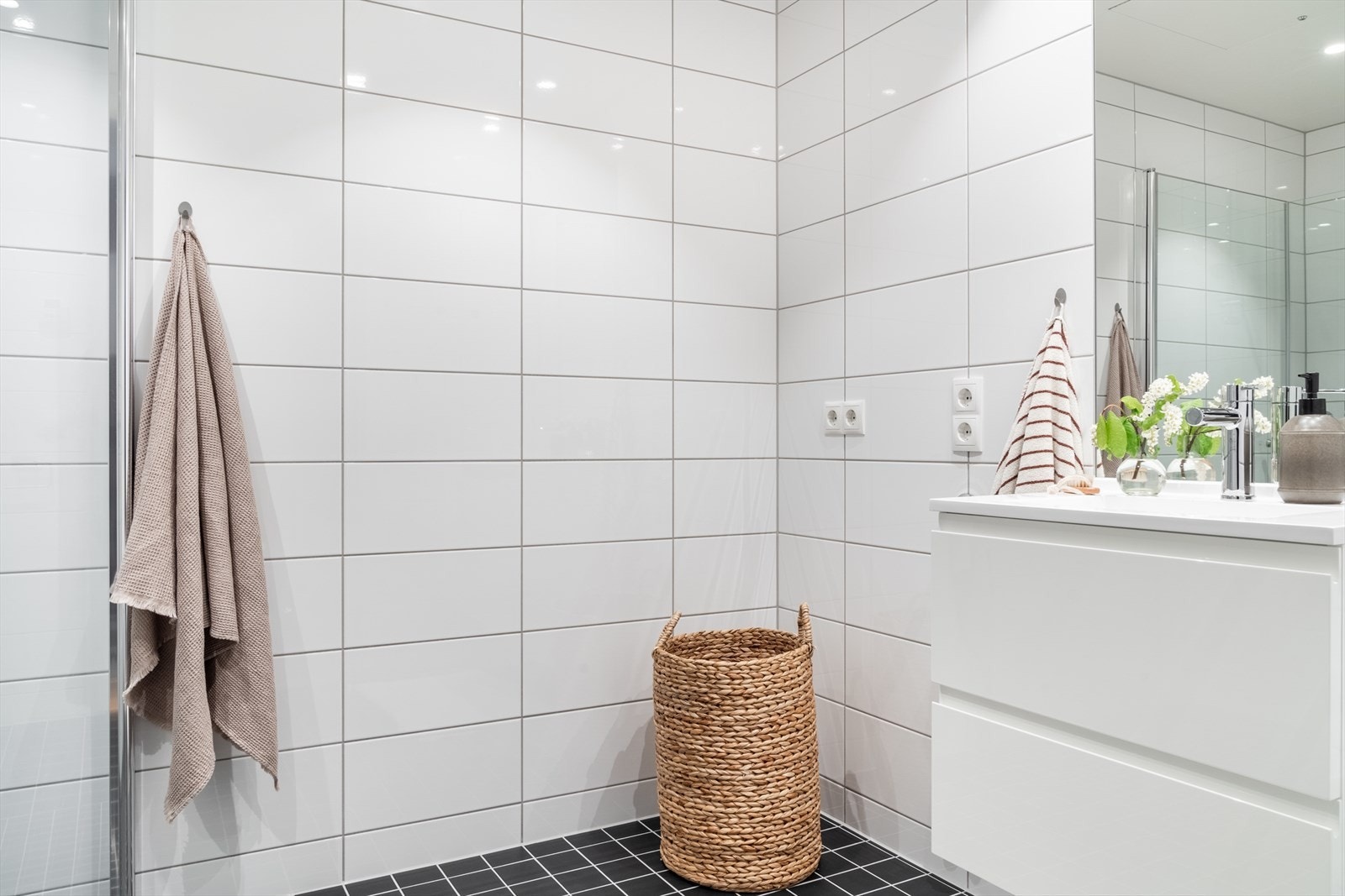 Lyst og tiltalende bad med fliser på gulv og vegger samt vannbåren gulvvarme. Galleribilde