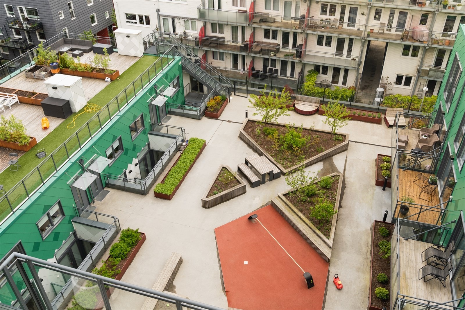 Leiligheten tilhører et veldrevet sameiet med flere flotte uteområder. Galleribilde