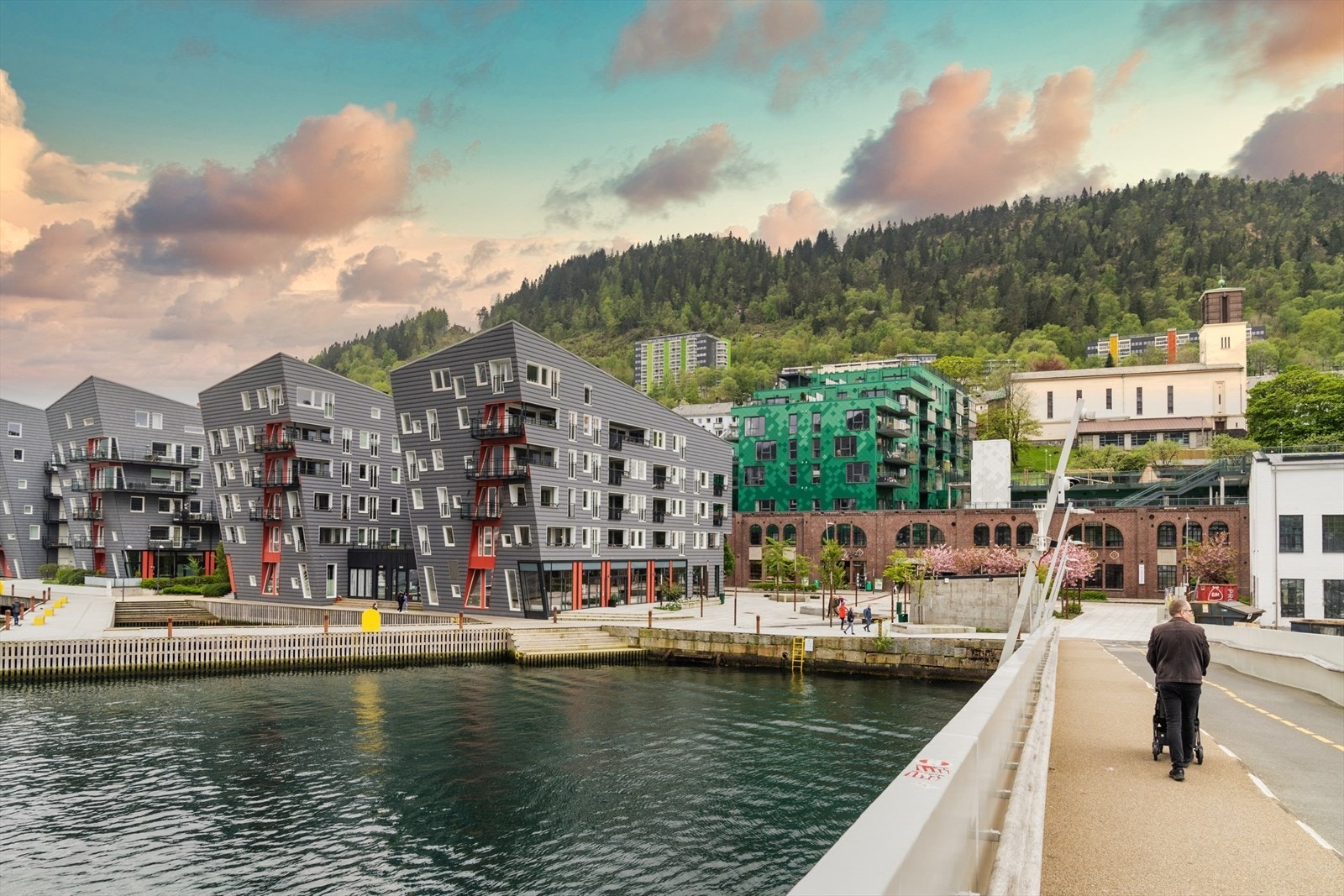 Det er flotte kaianlegg for bading og hygge på sommerstid. Småpudden knytter Damsgård og Møhlenpris sammen og sørger for at turen til sentrum eller BI har blitt vesentlig kortere. Galleribilde