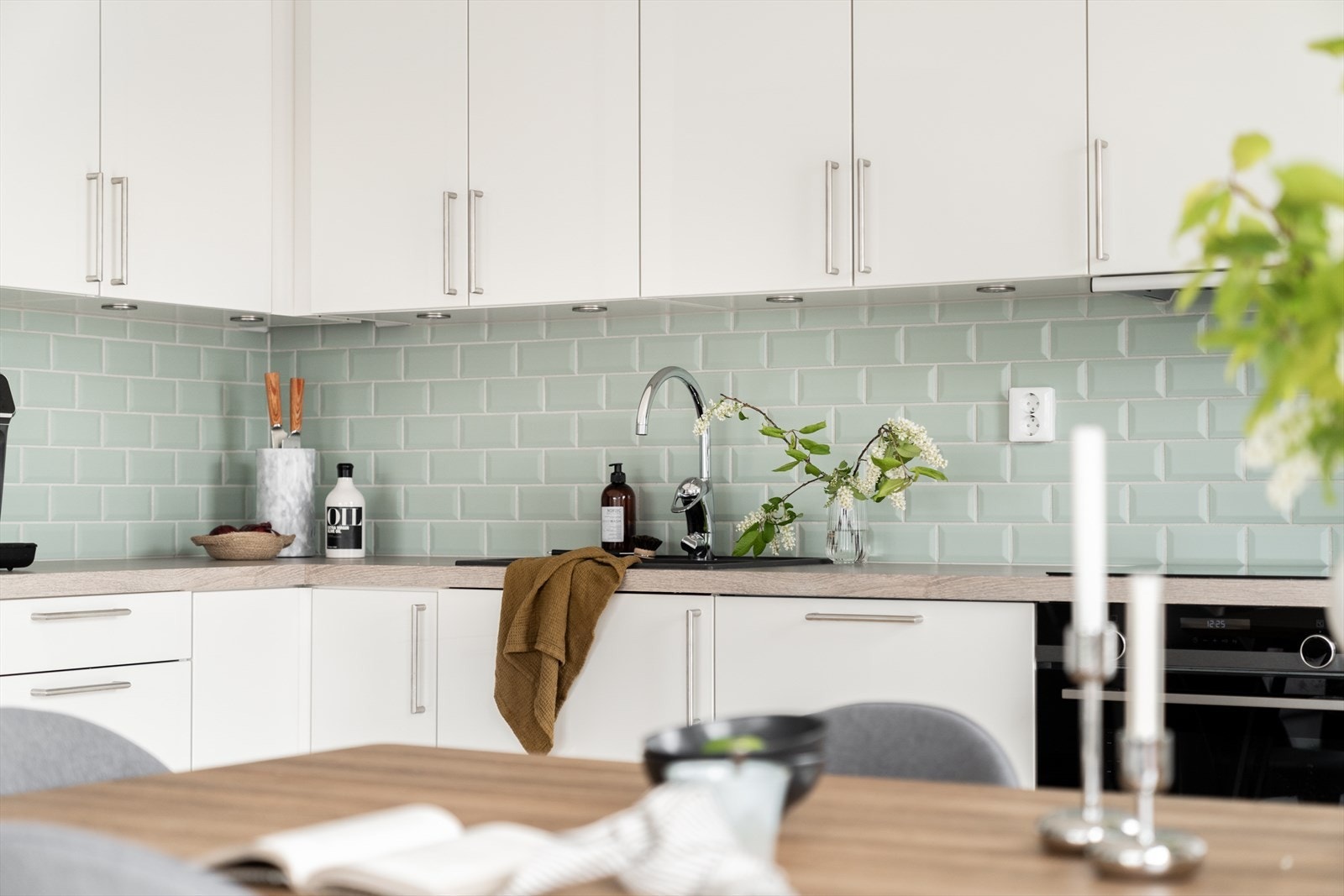 Moderne kjøkkeninnredning med slette fronter og laminat benkeplate. Galleribilde