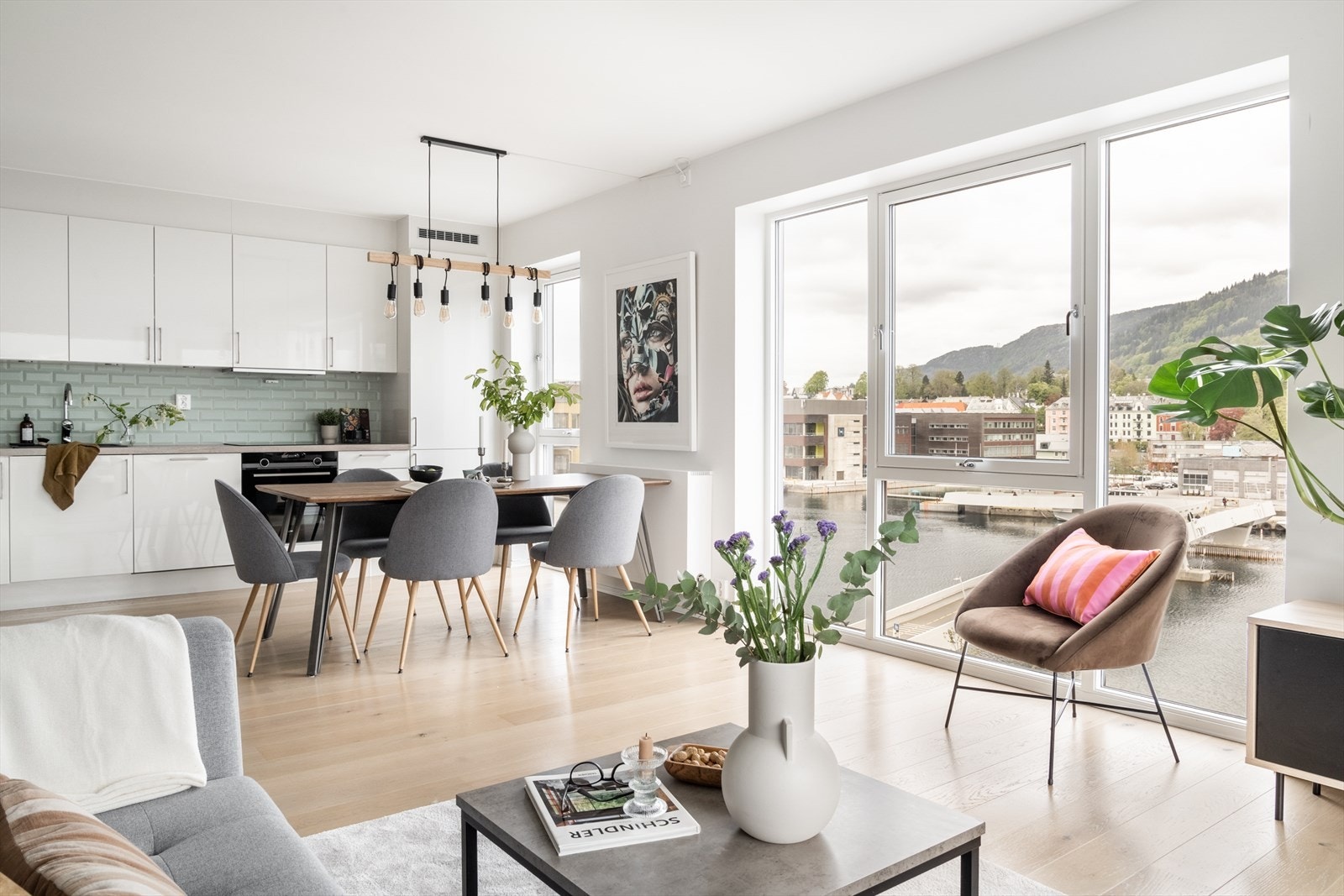 W Eiendomsmegling Bergen Sentrum ved Markus Håland og Christina Erstad har gleden av å presentere Michael Krohns gate 63. Galleribilde