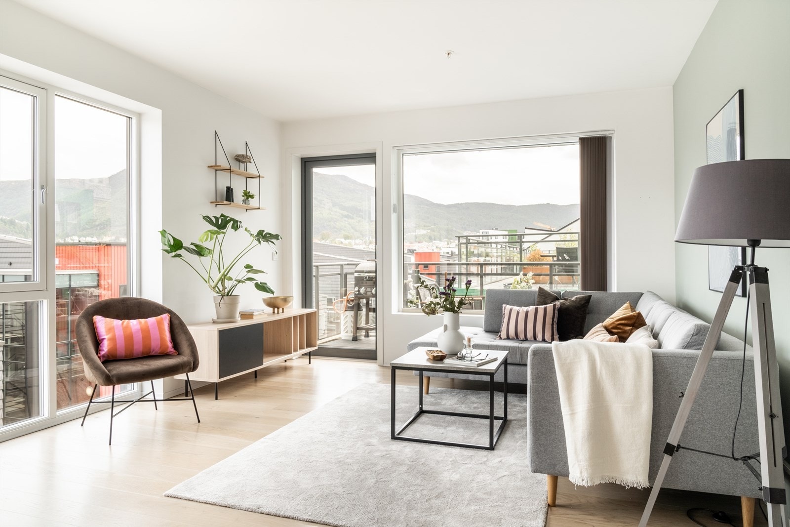 Fra både balkong og samtlige vinduer kan man nyte en flott utsikt mot sjø, Fløyen, Ulriken og nærområdet. Galleribilde