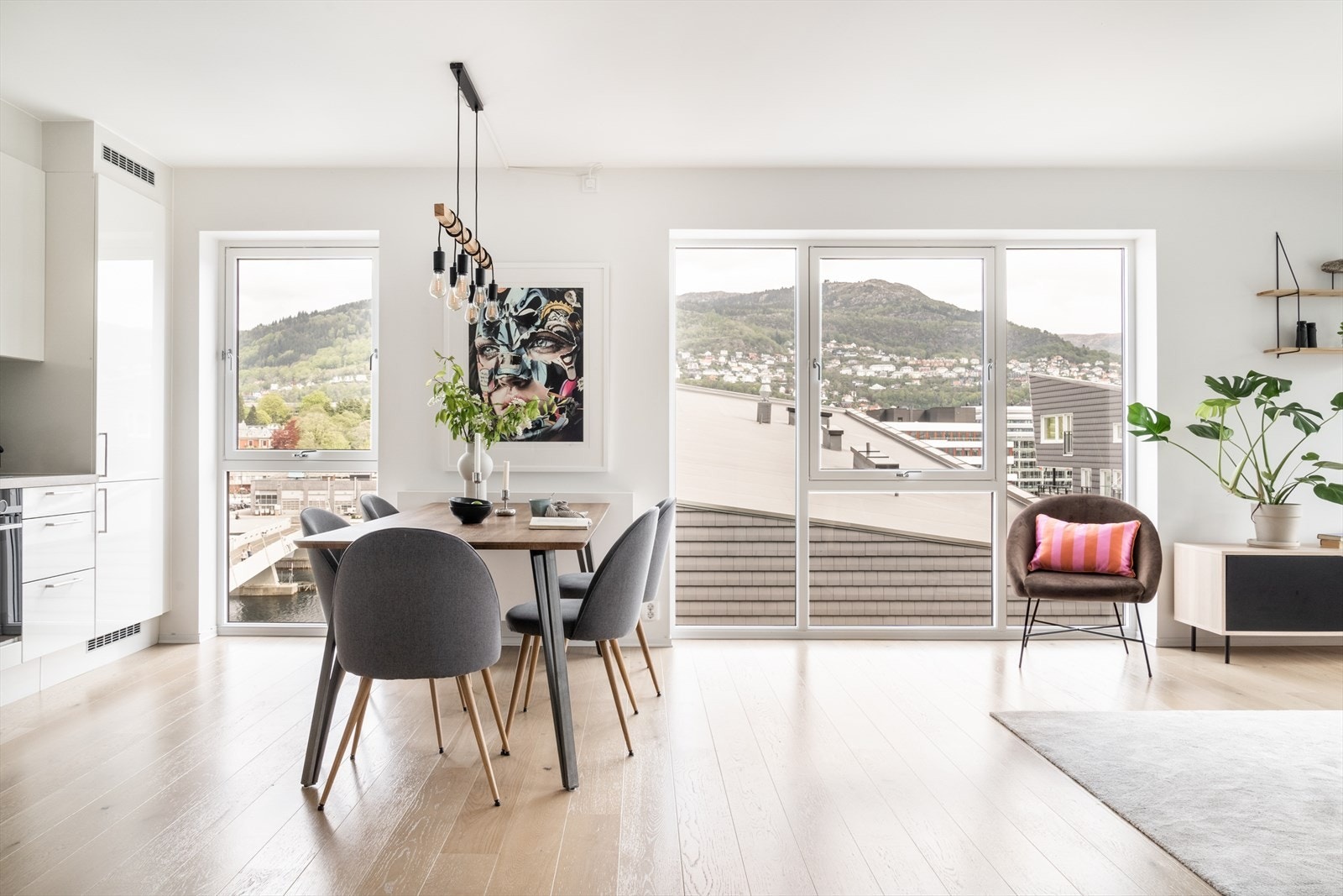 Leiligheten oppleves som lys og luftig med store vindusflater som slipper inn godt med dagslys. Galleribilde