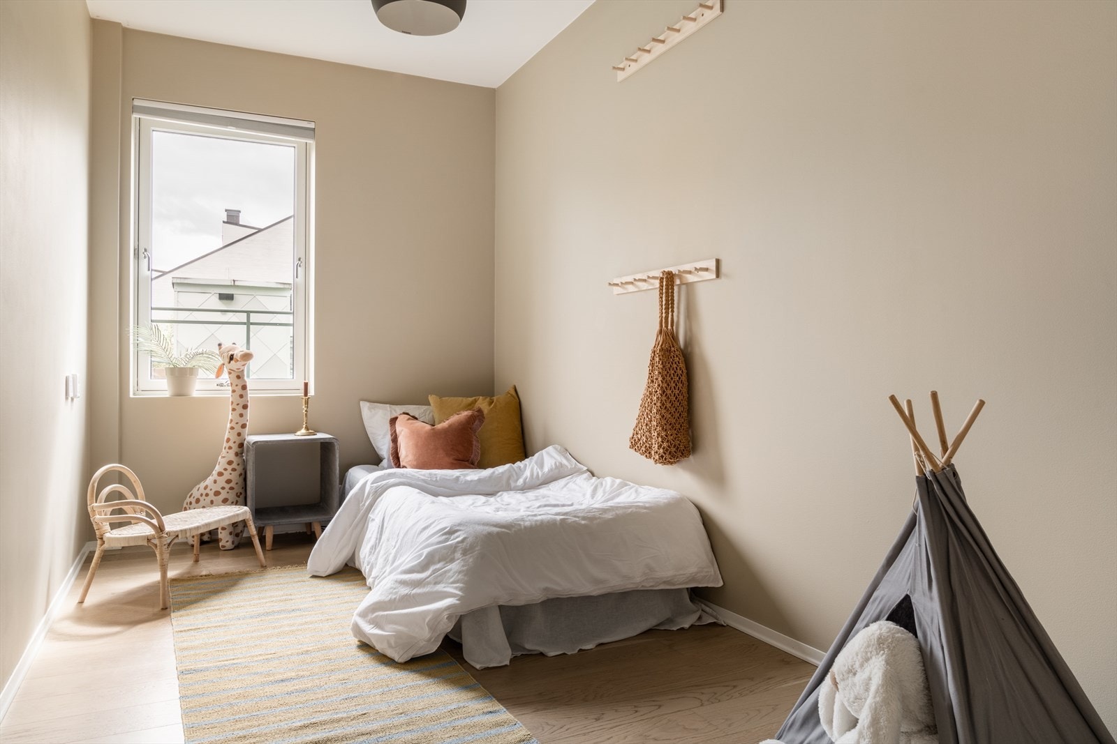 Dette soverommet måler til 8,3m². Samtlige rom er malt i lyse og behagelige farger. Galleribilde