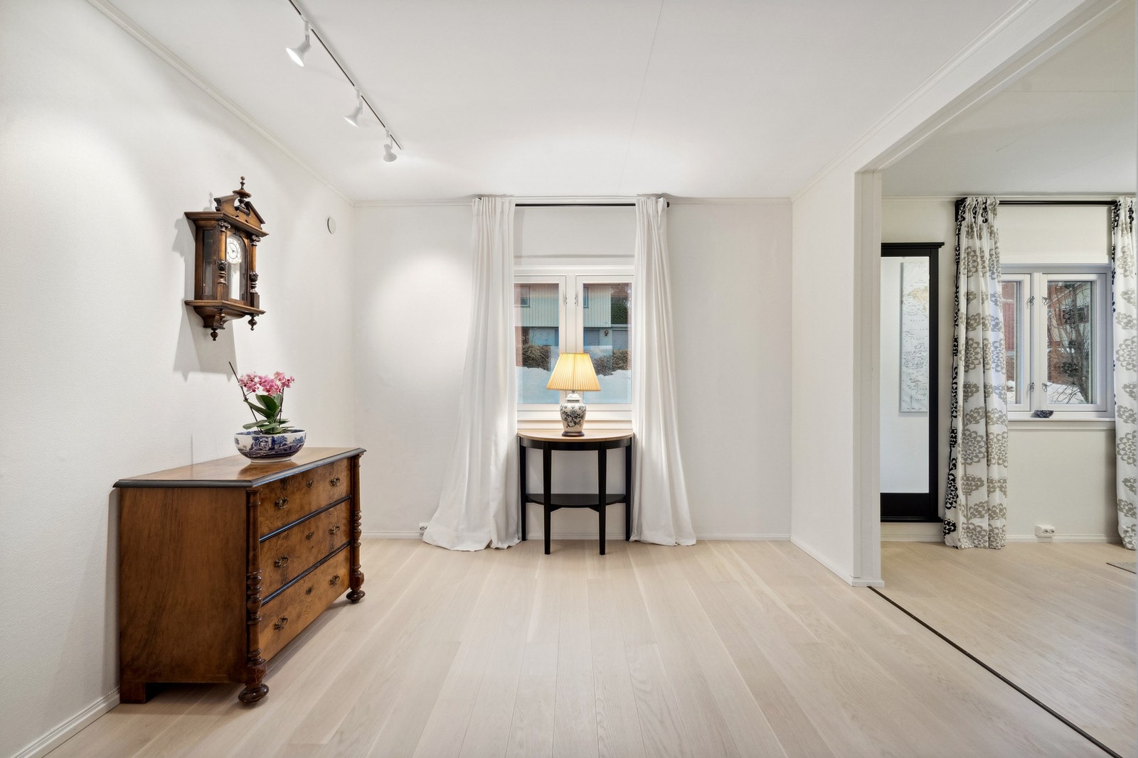 Malt i lyse, fine farger Galleribilde