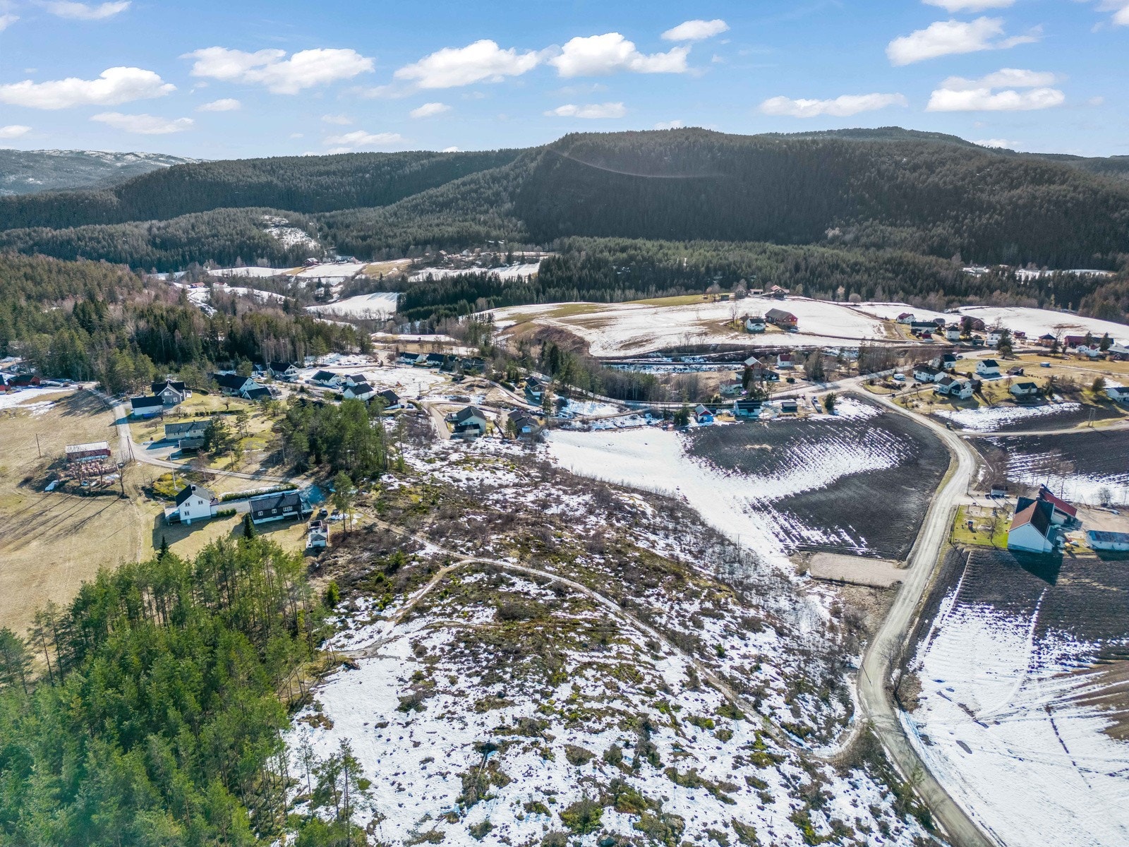 Skrånende terreng som gjør at alle tomtene vil få god utsikt Galleribilde