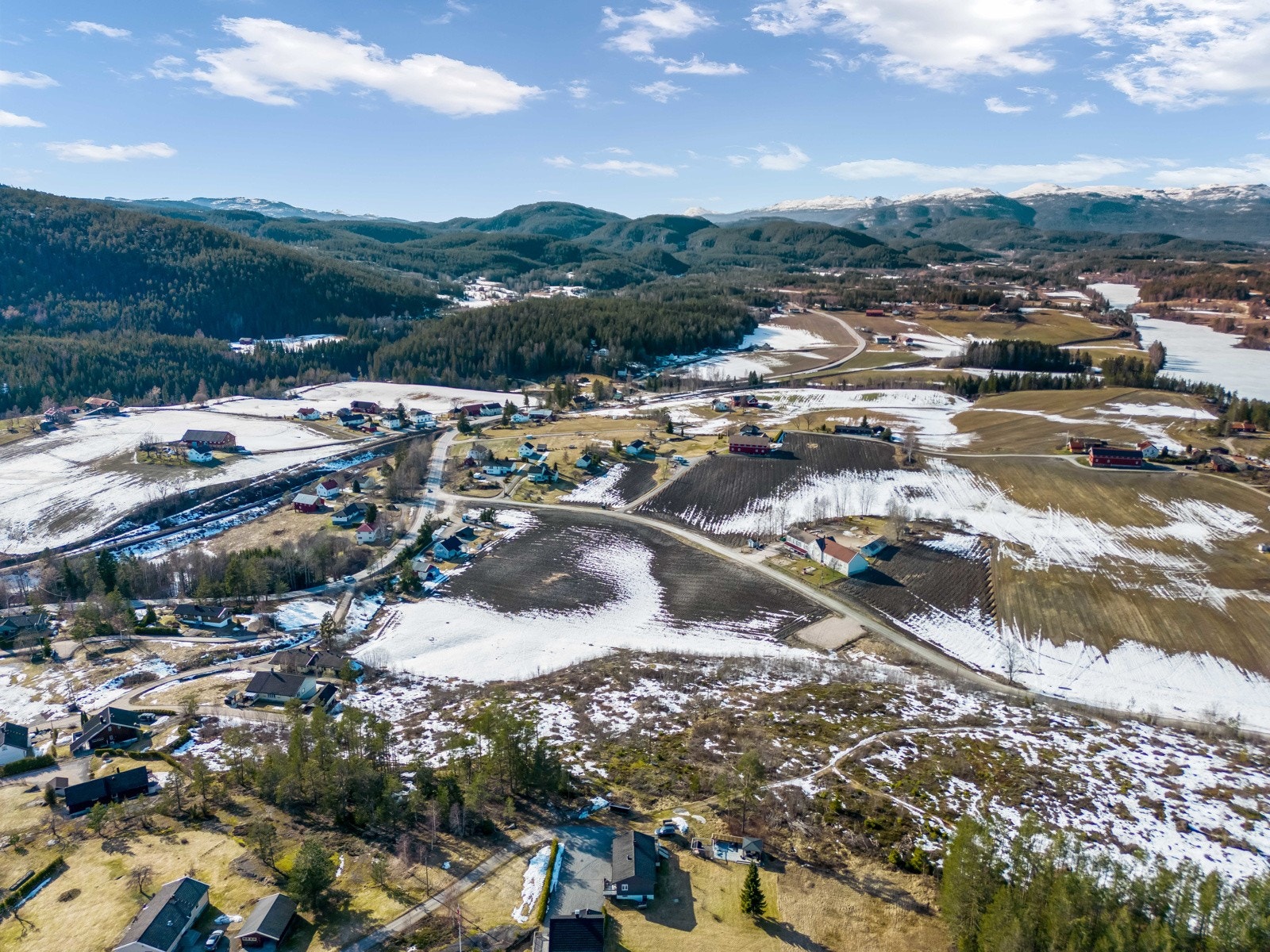 Tomteområdet ligger solrikt og fint til med flott utsikt mot Lifjell Galleribilde