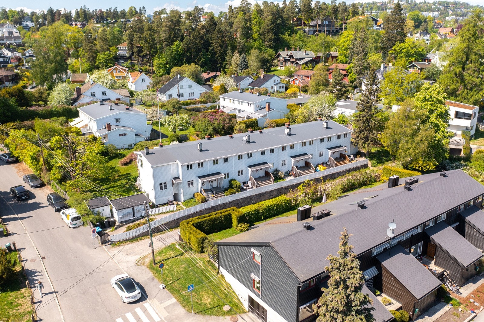 Dronebilde som viser nærområdet. Kort vei til garasjen (ligger til høyre) Galleribilde