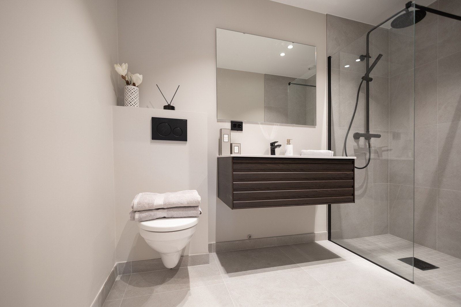 Badet i 2.etg. med moderne servantskap Galleribilde