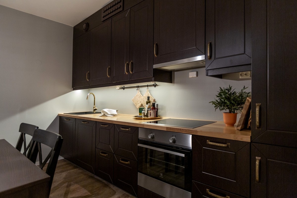 Alle leilighetene har nytt, lekkert kjøkken med profilert mørk kjøkkeninnredning Galleribilde