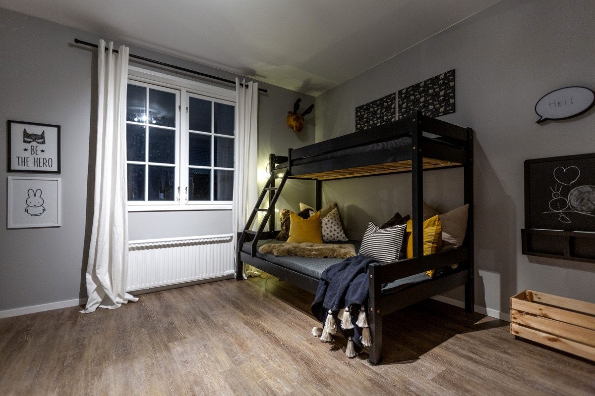 Stort soverom med flere møbleringsmuligheter og inndeling av rommet Galleribilde