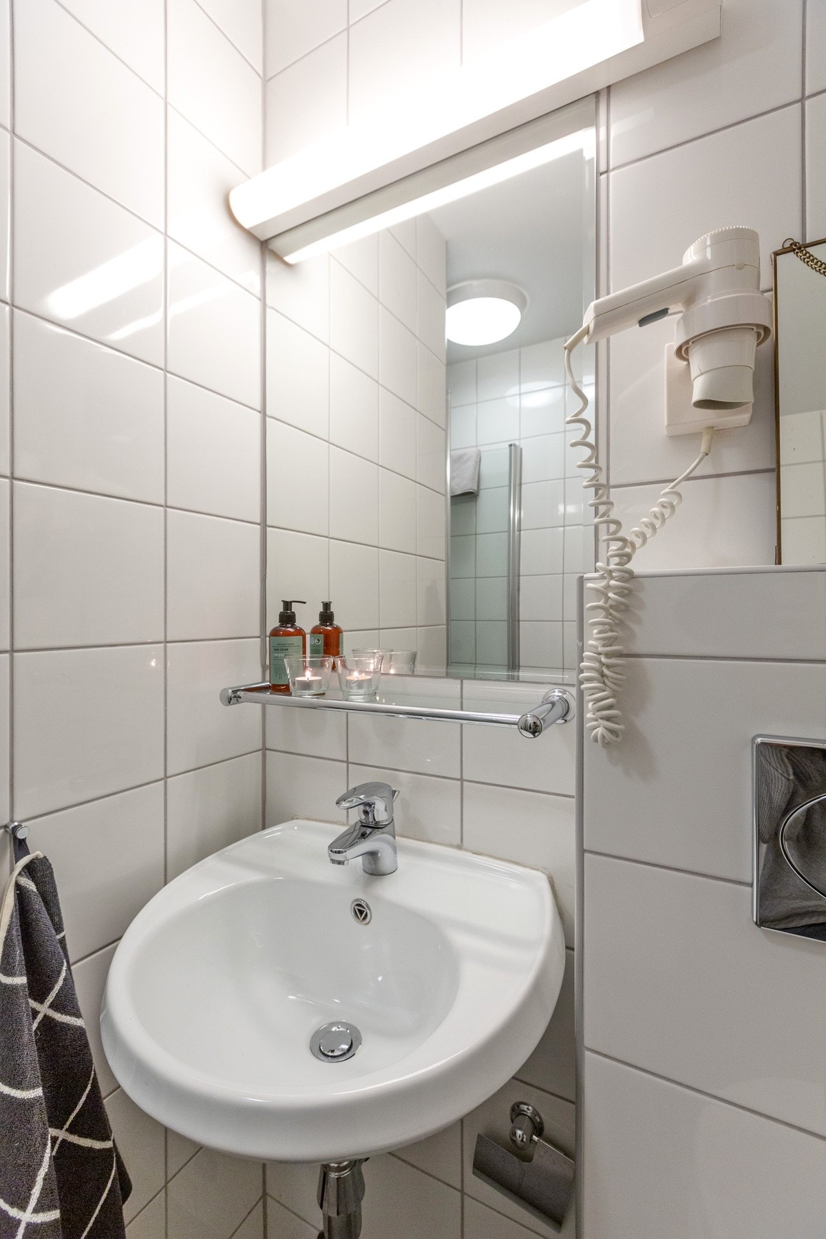 Baderommene har opprinnelig standard fra 2008 med flislagte gulv og vegger Galleribilde